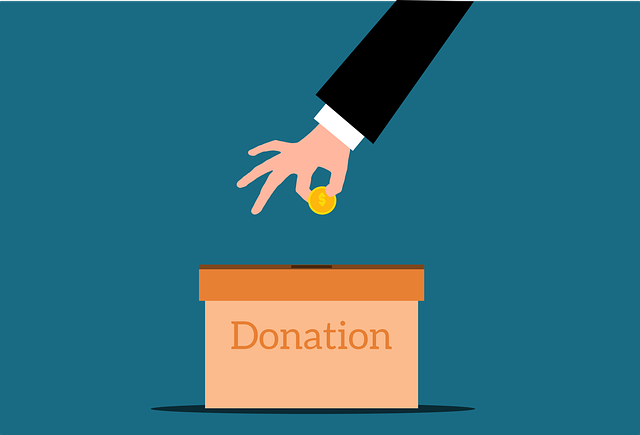 giving cash to chairty